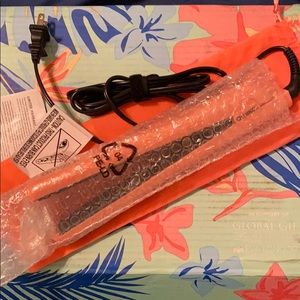 Amika 1.25” Hair Straightener